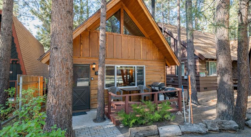 Moonridge Hideaway -Adorable, picture perfect cabin with a beautiful fireplace!