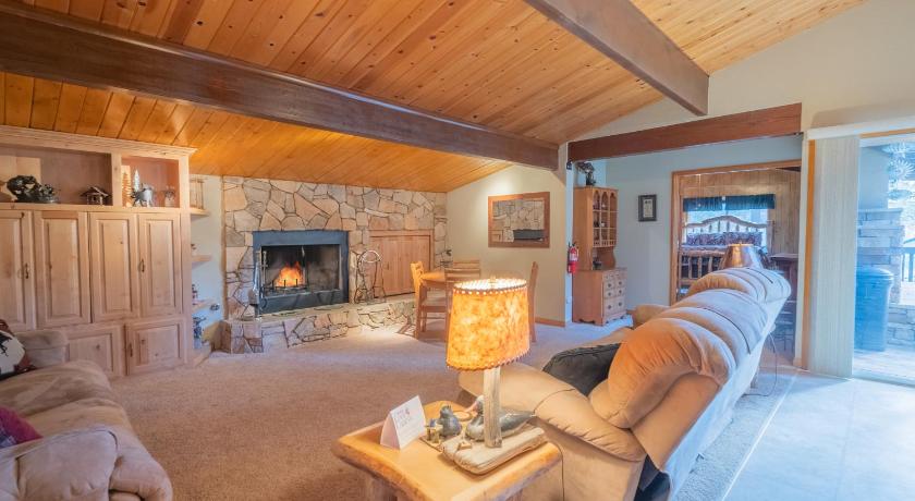 Moonridge Manor - Very lovely cabin in a quiet neighborhood with an amazing hot tub!