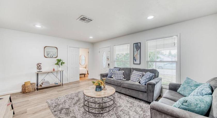 Charming Modern 3BR Fresno House