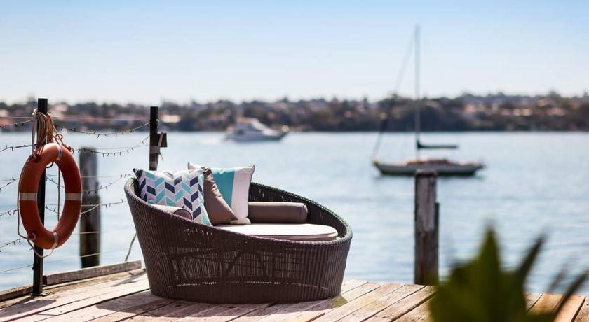 Sydney Harbourfront Boathouse and Studio Escape