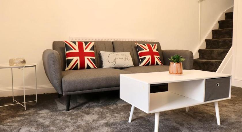 Charming 3 Bedroom Property FREE WiFi & Parking