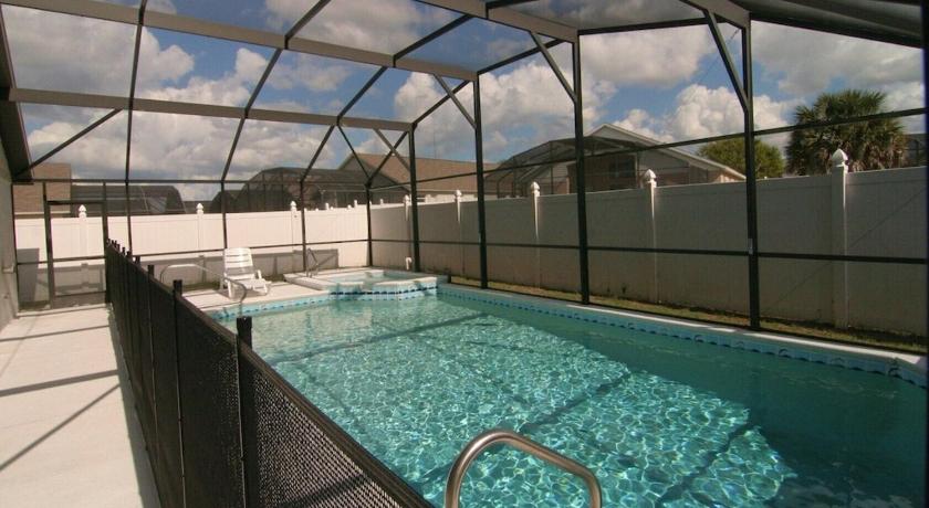 Emma Castle - private fenced home 3 miles to Disney