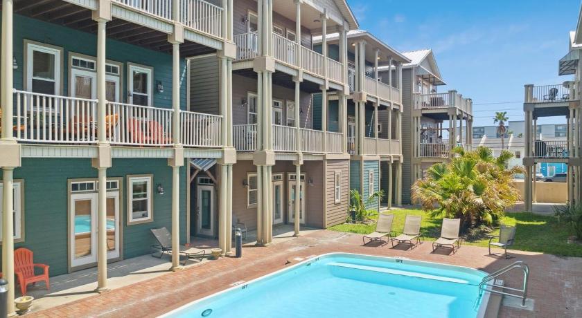 Cozy Beach House (4 min walk) w/Pool + Fast WiFi