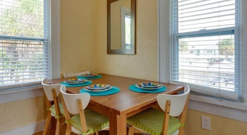 1BR 1BA NorthStar Bungalow. Just Steps to the beach and the bay.