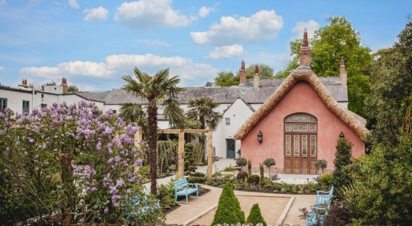 Le Petit Chateau & William de Percy