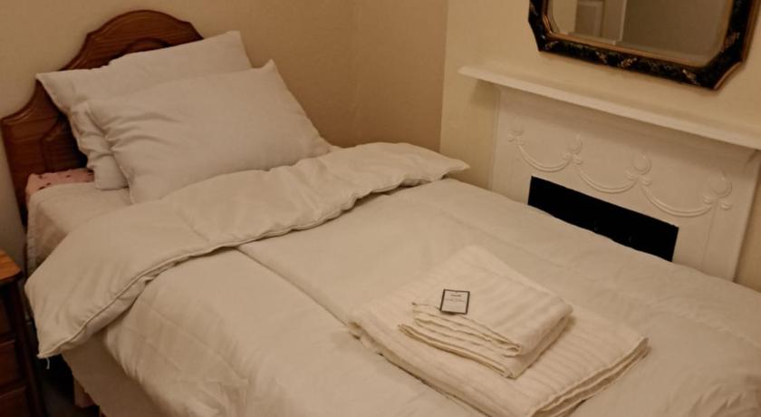 Single Bedroom available - Train station London Seven Kings