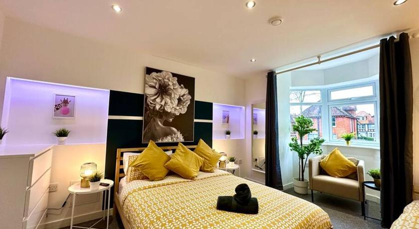 Large New 4 bedroom House Sleeps up to 12 - Accepts Groups - Great Location - FREE Parking - Fast Wi