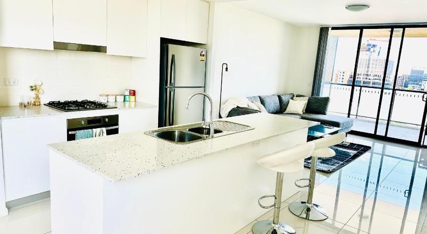 Modern 2 bedroom & 2 bathroom apartment with stunning Sydney CBD & Skyline Views!