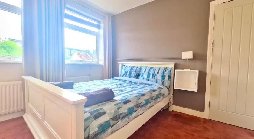 Spacious private bedroom in East Ham