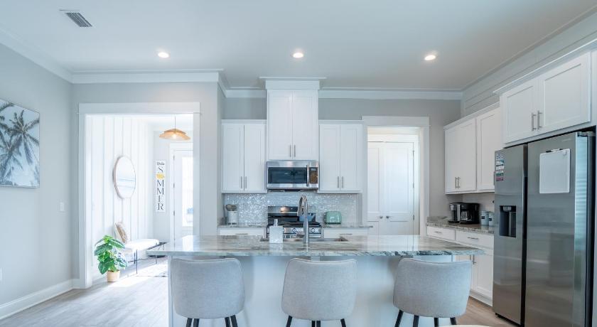 ~Spacious home near beach w/ game room and community pool~