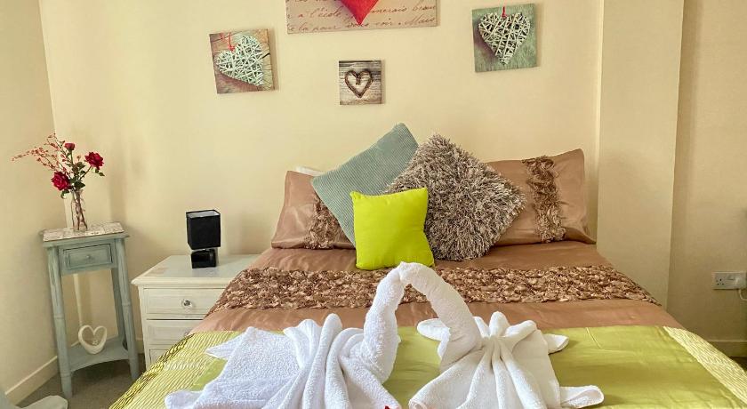 Lovely double room with private bathroom and Double room with shared toilet & PARKING FREE