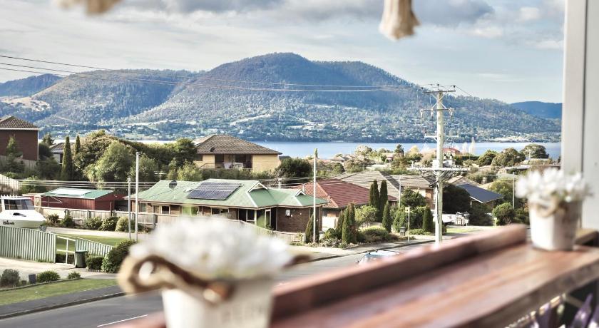 Modern holiday home in Hobart - Stunning Mountain & Water views