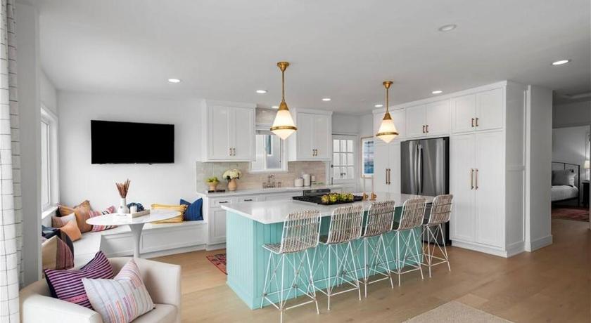 Amazing location! Luxurious beach cottage.Ocean views