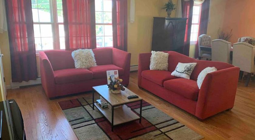 Family 3-bedroom home (2nd floor near EWR/Outlet)