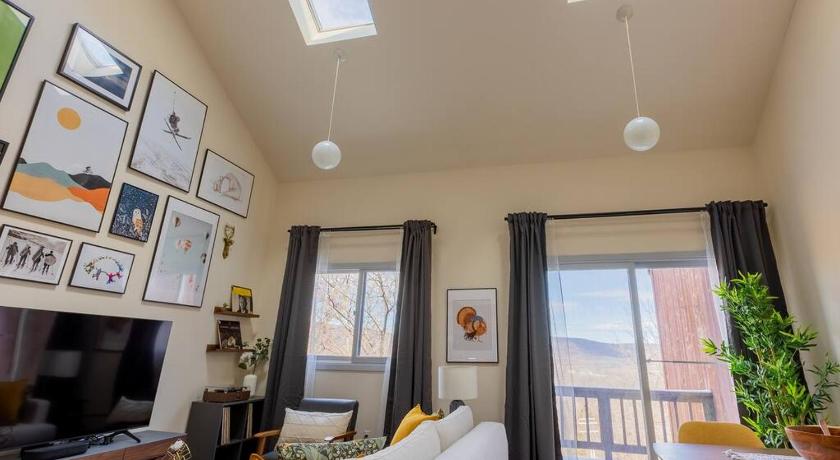 Cozy 2BR condo w/ valley views