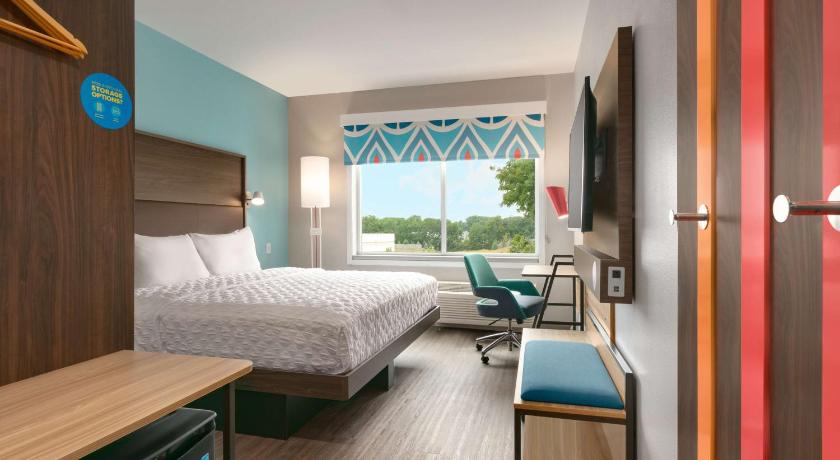 Tru by Hilton Easton