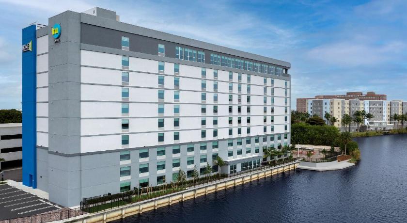 Home2 Suites by Hilton Miami Airport South Blue Lagoon