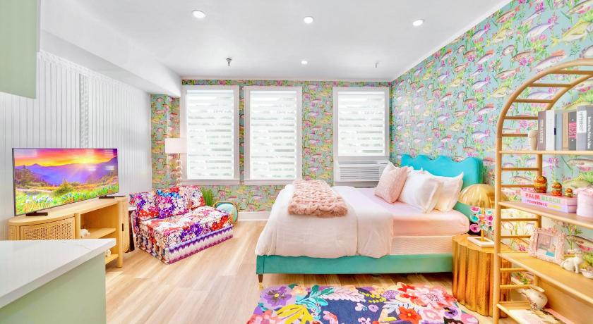 King Bed Mermaid suite - heart of Palm Beach, free parking included