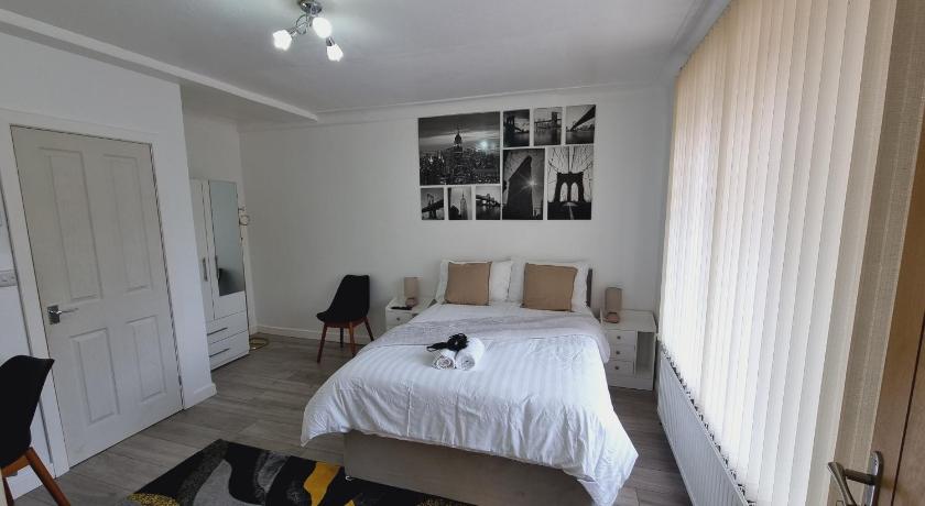 Deluxe Double bedroom with private bathroom, parking and WiFi