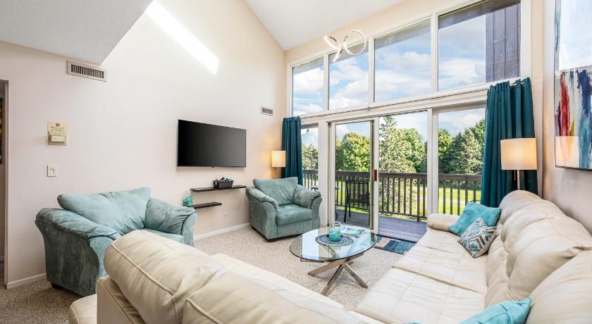 Beautiful 2BDR Loft Suite at Golf Course Condo 5549