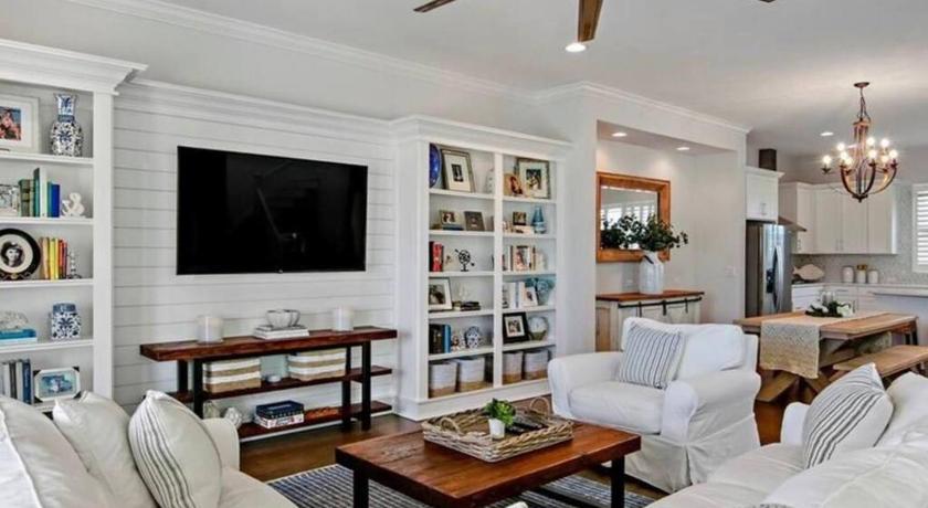 Luxurious Modern Townhouse right across beach!! Table Tennis