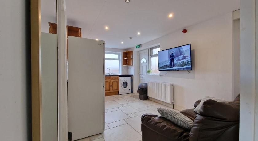 Nice Living Serviced Accommodations 8 (Entire 2 Ensuite Bedroom House)