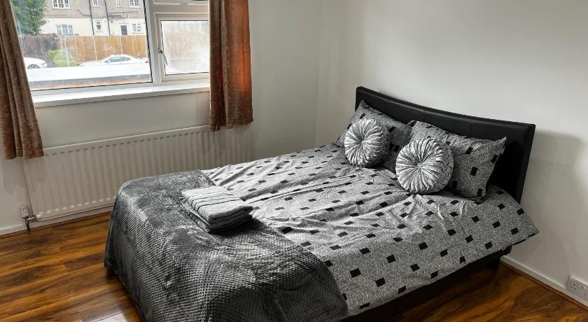 Good priced double bed rooms in hayes