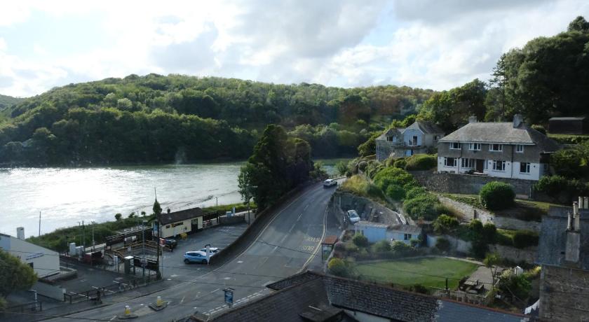 Admirals Apartment 'As seen in Beyond Paradise ' sleeps 6 adults