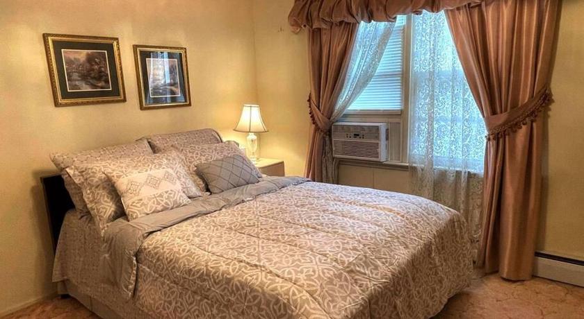 Entire Home in Buffalo - 6 Guests 3 Bedroom 1 Bath - Convenient Location - 25min to Niagara Falls
