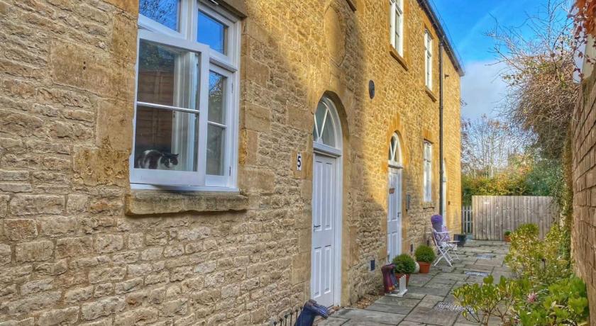 Cotswold Chapel, sleeps up to 5 in kingsize beds