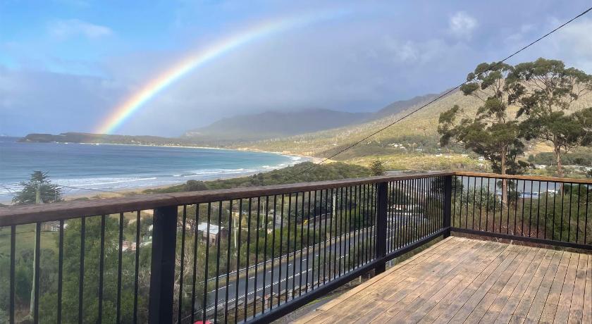 Elevated 3BR, ocean views, pool table, Pirates Bay