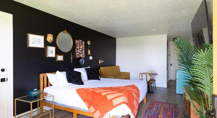 Hotel McCoy - Art, Libations, Pool Society