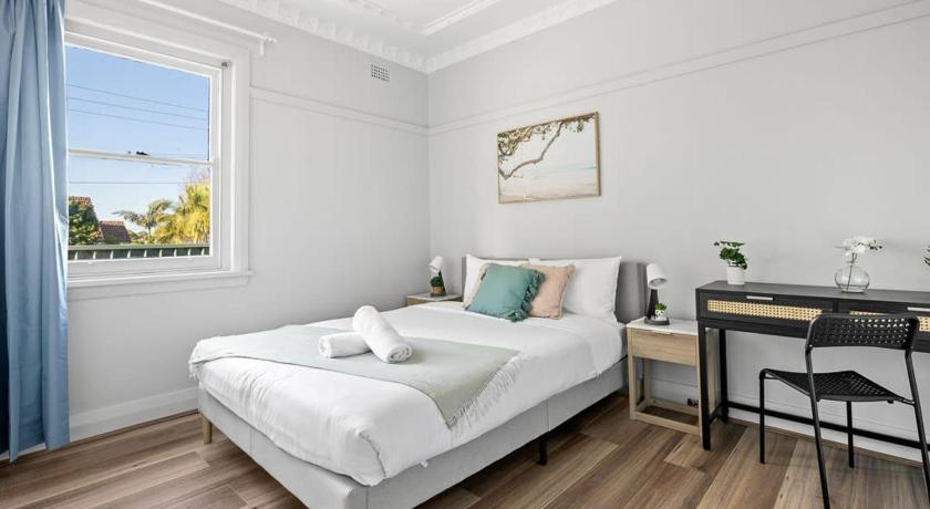 Comfort Queen Room - Private - Prime Spot - Shared Bathroom