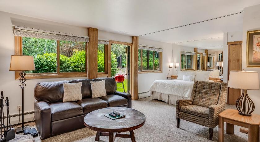 Laurelwood Condominiums 302