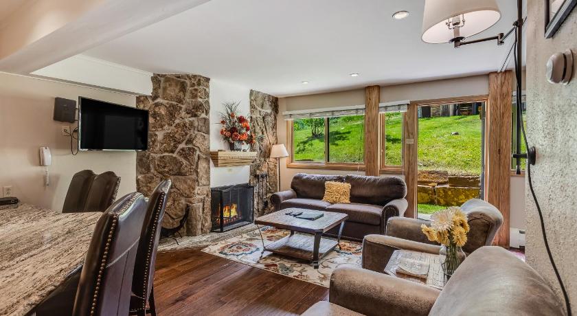 Laurelwood Condominiums 404
