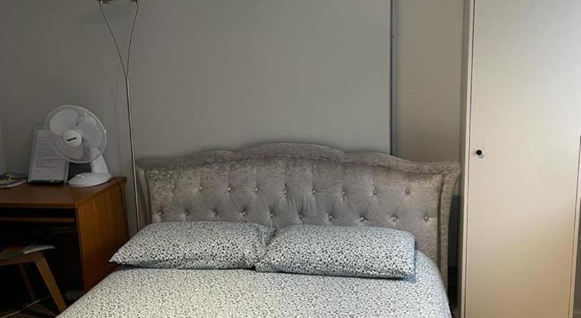 Homestay 1bedroom in family home with tiny wet room and own entrance