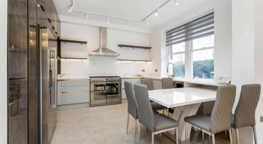Modern Chelsea Flat, 3Bd 2Bath, with Parking