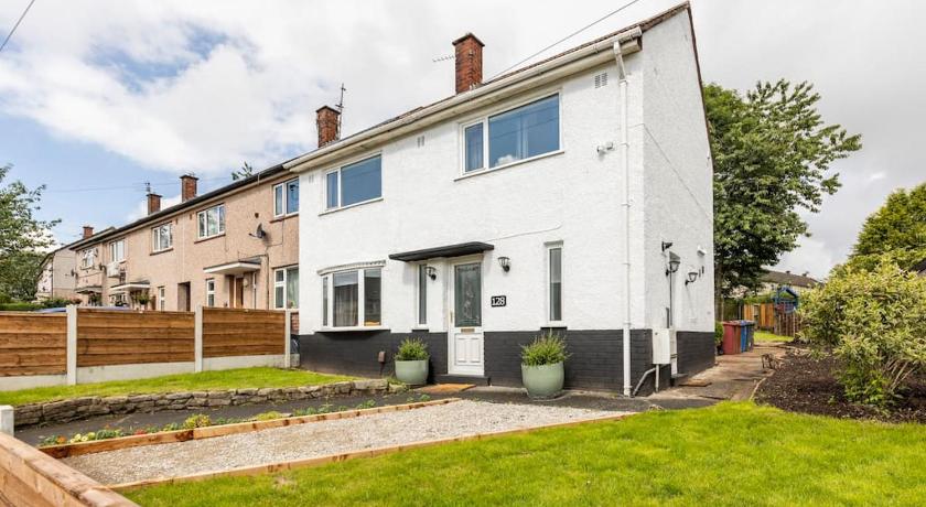 Entire Charming 5-Bed House in Darwen Blackburn BB1 Free Parking Roadside