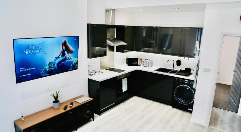 New Modern Apartment With FREE Private Parking