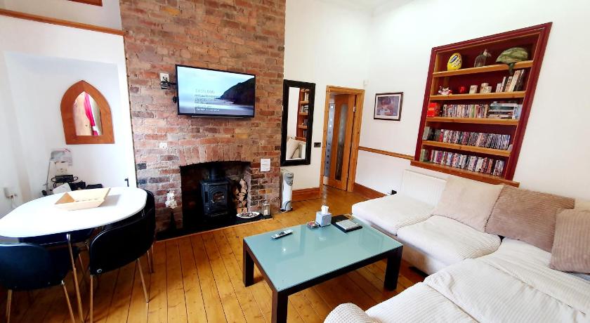 F1 MAISON 108 - Holiday Home - Full Kitchen - Street FREE PARKING, NETFLIX - 68Mbps BT WIFI - DVD's