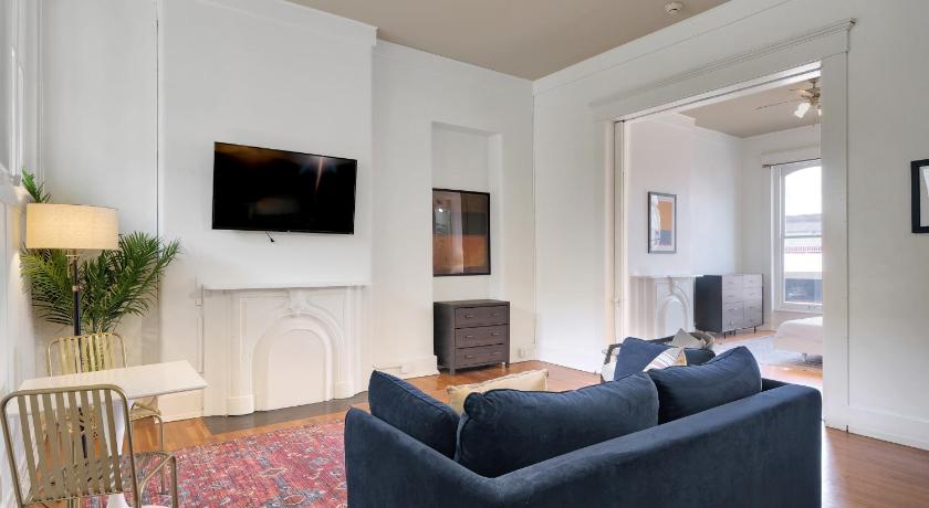 Apartment With King Bed In Downtown Louisville