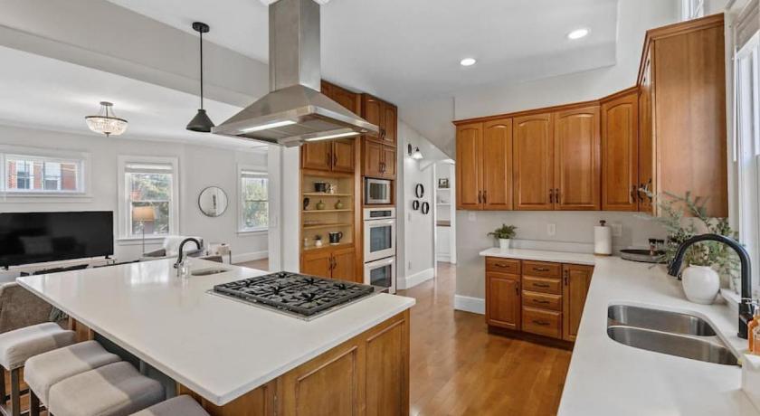 Deluxe 6 Bedroom 3 Min to Downtown w 2-car Driveway