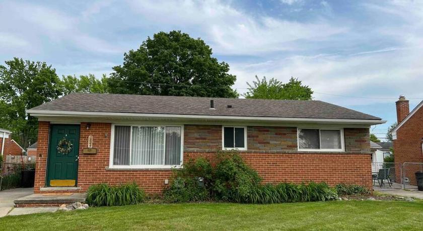 Cozy Bungalow in Madison Heights