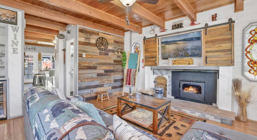 Jay Bird Landing Escape- Hot Tub- Central Location