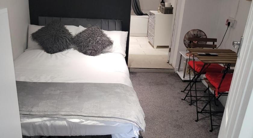 Hidden Treasure-Netflix and Wi-Fi-Basement flat