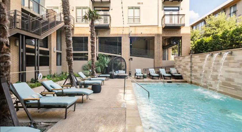Charming 1,100 sq ft apartment near to The Shops at Legacy