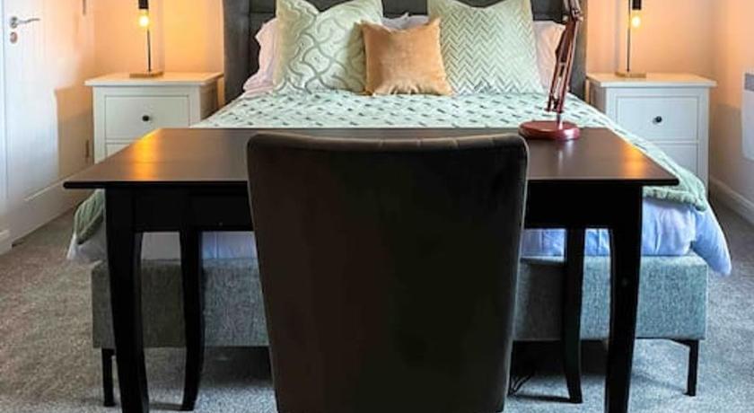 Modern flat near train station with free parking