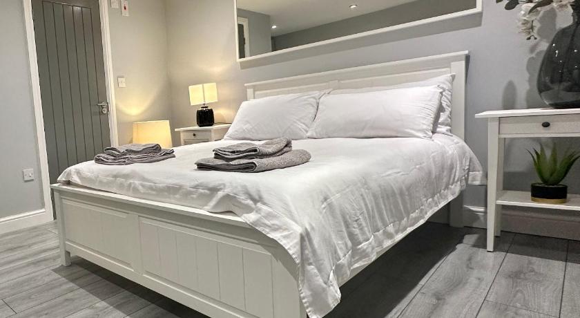 Modern Luxury Private Detached 1 Double Bedroom Studio Apartment - Super Fast Wifi