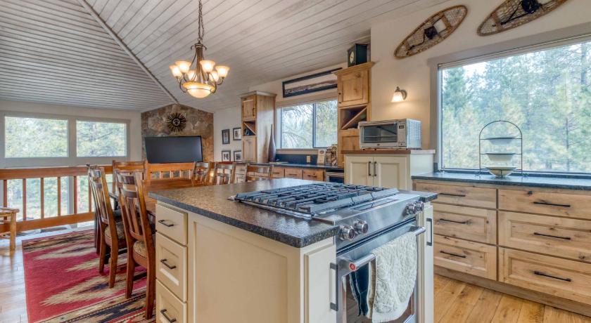 Great Kitchen, AC, SHARC Access, Hot Tub, Bring Pet!