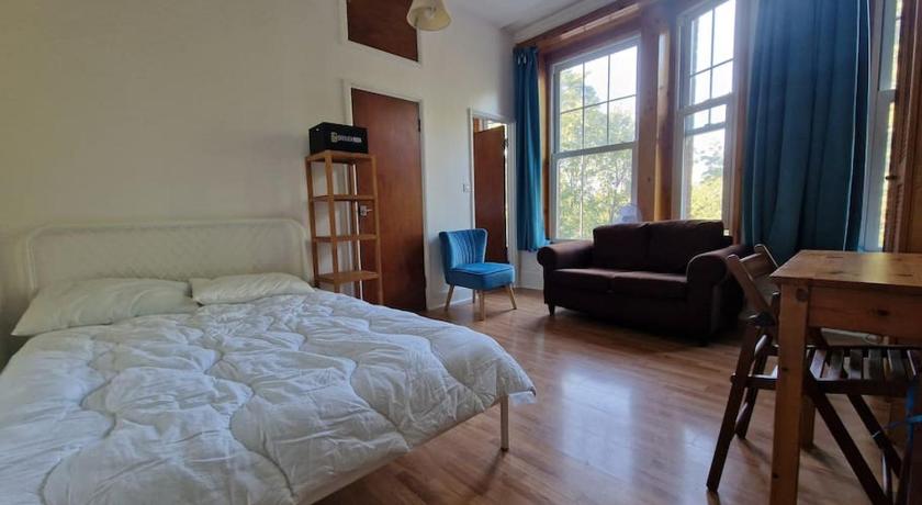 Bright well located studio flat